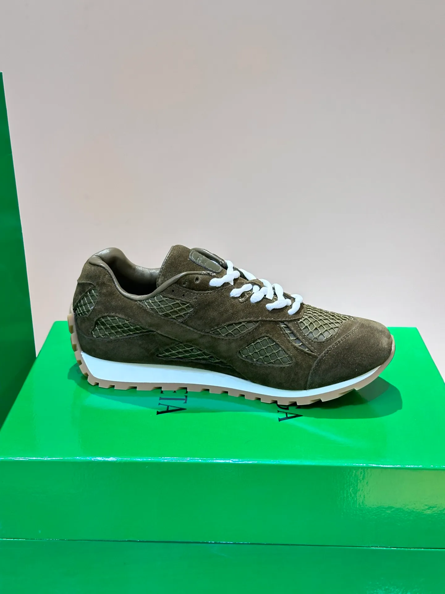 p640 "Bv" new orbit👫 casual sneakers for couples, the retro style of the millennium is so handsome, a super cool fashion item, the most important thing is that it feels incomparably comfortable on the feet, and the design style is also perfect. It will definitely be the one you wear most in daily life, original development, high quality presentation! Size: 35-45 (men’s size 38.45 customized)